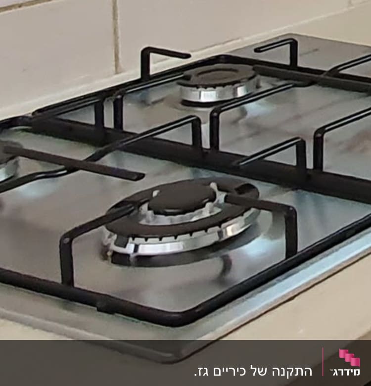 כיריים גז עם ארבעה מבערים וכפתורי שליטה